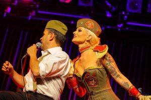 Blonde Bombshell Burlesque Show München Burlesque Tänzerin Rose Rainbow und Sandro Luzzu Burlesque buchen