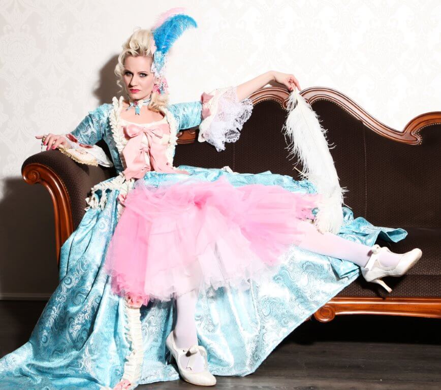 Burlesque Tänzerin buchen Burlesque Show mit Rose Rainbow Blonde Bombshell Burlesque München