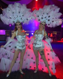 Blonde Bombshell Burlesque München. Dixie Dynamite und Rose Rainbow auf einem Red Carpet Firmenevent
