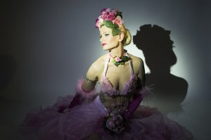 Burlesque Show buchen mit Burlesque Tänzerin Rose Rainbow Blonde Bombshell Burlesque. Buchbar in Deutschland, Österreich, Schweiz und weltweit