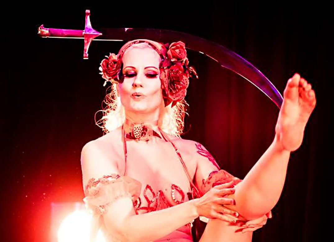 Rose Rainbow Burlesque Tänzerin Burlesque Show buchen