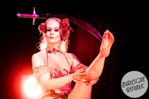 Rose Rainbow Burlesque Tänzerin Burlesque Show buchen