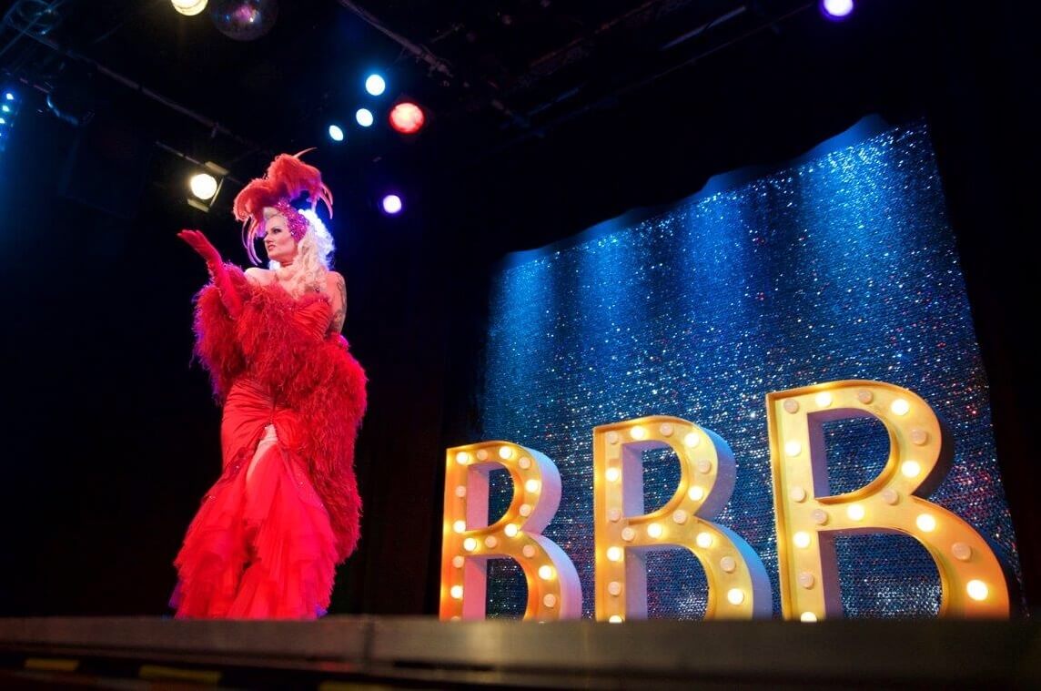 Burlesque Show mit der Tänzerin Rose Rainbow Blonde Bombshell Burlesque im Theater Drehleier München