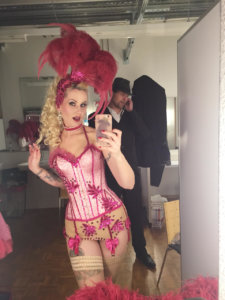 Backstage Burlesque Tänzerin Rose Rainbow vor einer Burlesque Show in der Schweiz