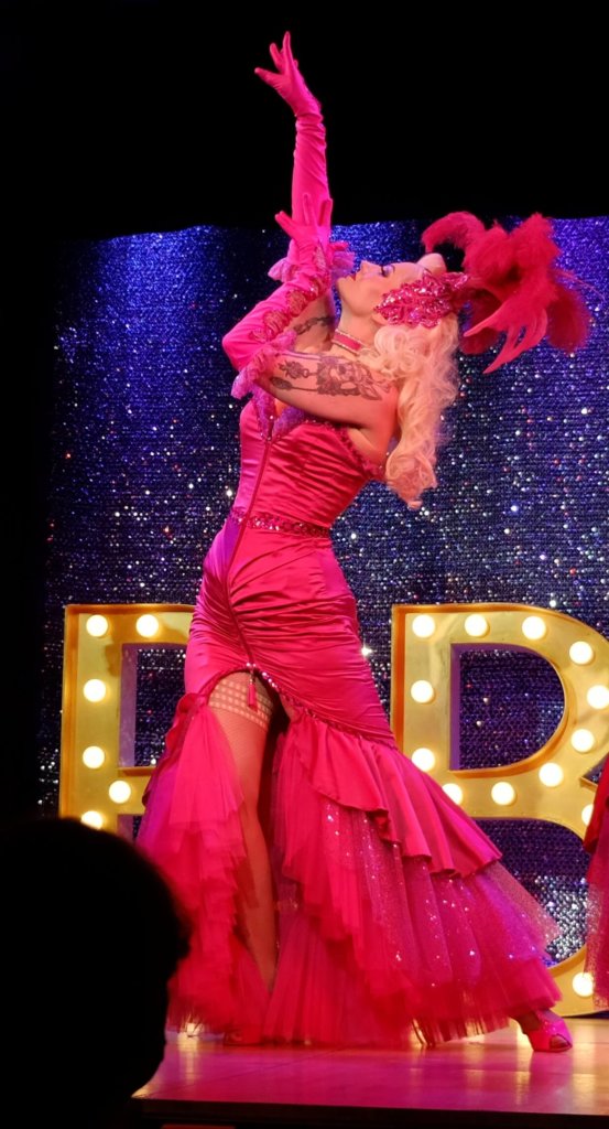 Burlesque Tänzerin Rose Rainbow aus München